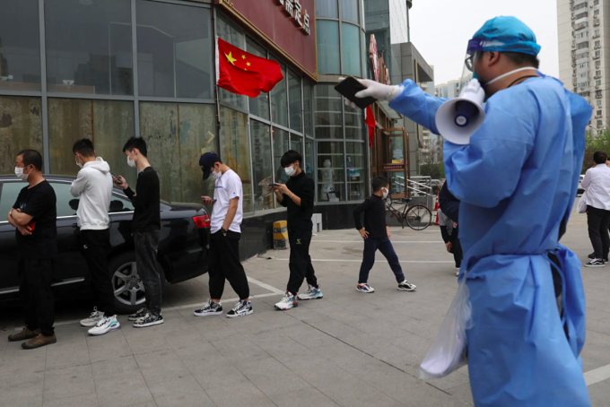 Người dân Bắc Kinh xếp hàng chuẩn bị xét nghiệm Covid-19, tháng 4/2022. Ảnh: Reuters
