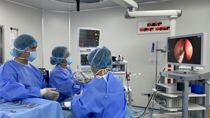 Bác sĩ tiến hành phẫu thuật nội soi cắt polyp tại Bệnh viện Đa khoa Tâm Anh. Ảnh: Bệnh viện cung cấp