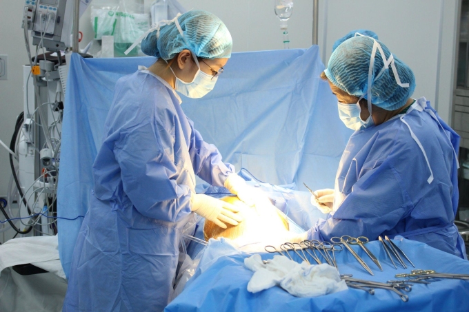 Bác sĩ Nguyễn Bá Mỹ Nhi đang mổ lấy thai cho sản phụ tại Trung tâm Sản Phụ khoa BVĐK Tâm Anh TP HCM. Ảnh: Bệnh viện Đa khoa Tâm Anh.