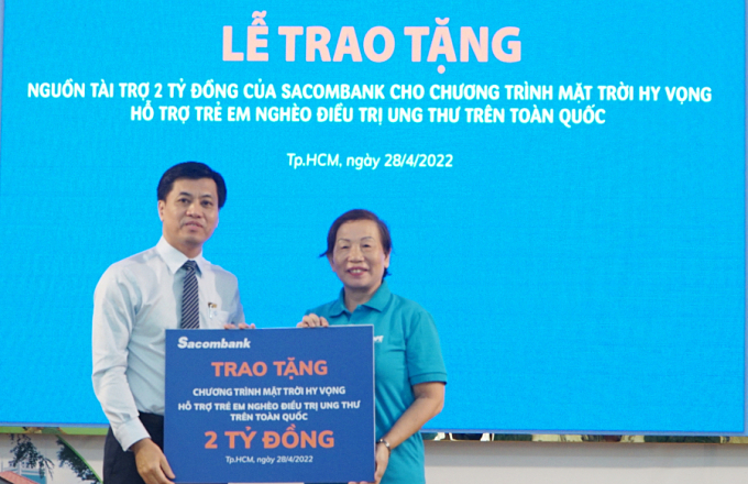 Ông Lê Đức Thịnh, Phó tổng giám đốc ngân hàng Sacombank (bên trái) trao tặng hai tỷ đồng cho bà Trương Thanh Thanh, Chủ tịch Quỹ Hy vọng, để hỗ trợ bệnh nhi khó khăn ngày 28/4. Ảnh: Thư Anh