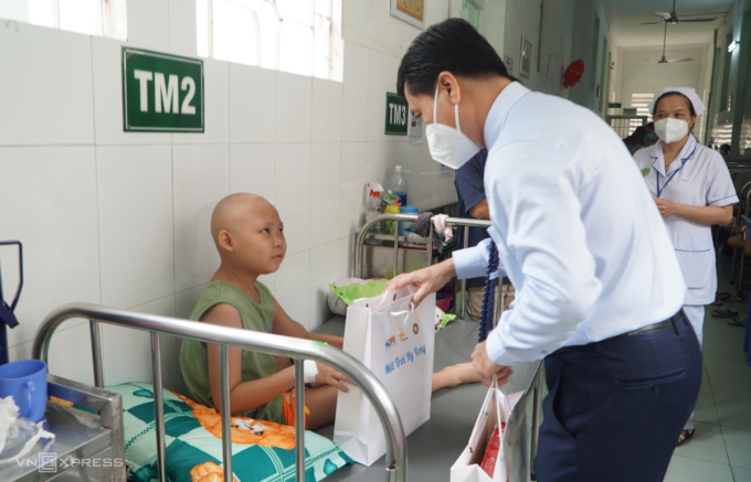 Ông Lê Đức Thịnh, Phó tổng giám đốc ngân hàng Sacombank tặng quà cho bệnh nhi khoa Ung bướu, Bệnh viện Nhi đồng 2. Ảnh: Thư Anh