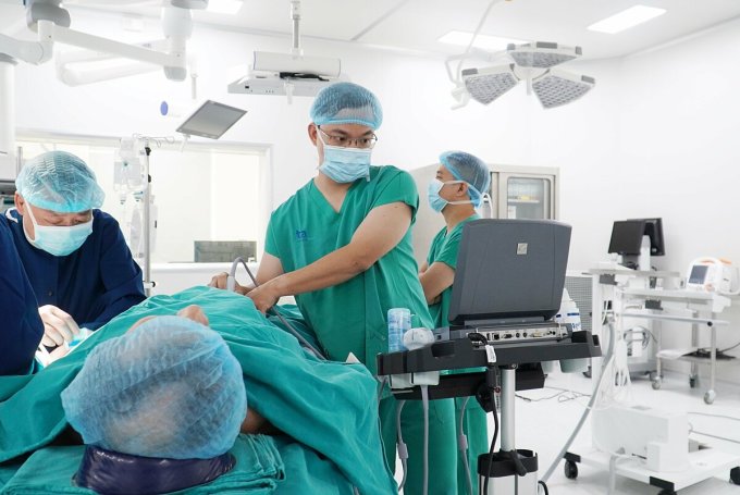 Can thiệp đặt stent được thực hiện tại phòng mổ hybrid hiện đại của Bệnh viện Đa khoa Tâm Anh. Ảnh: Bệnh viện cung cấp.