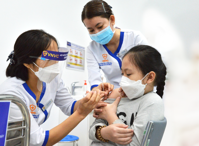 Phụ huynh đưa trẻ đến VNVC tiêm vaccine phòng bệnh trước chuyến du lịch dịp lễ 30/4 và 1/5. Ảnh: Minh Ngọc