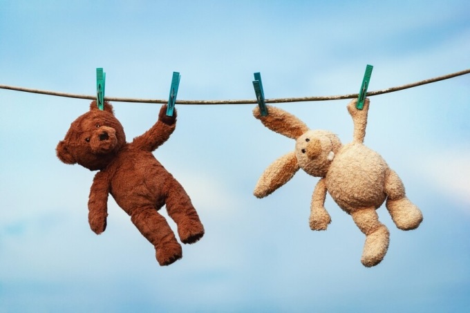 Giặt sạch và phơi khô gấu bông thường xuyên góp phần bảo vệ sức khỏe của trẻ. Ảnh: Freepik.