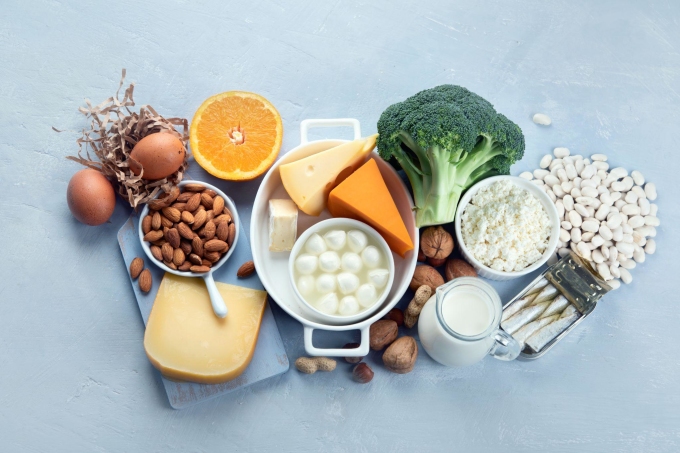 Chế độ ăn thiếu cân bằng là một trong những nguyên nhân gây thiếu hụt canxi ở trẻ. Ảnh: Shutterstock