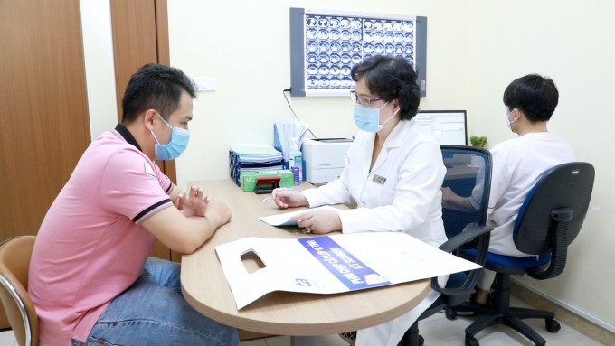 Bác sĩ CKII Tạ Phương Dung thăm khám cho bệnh nhân. Ảnh bệnh viện cung cấp.
