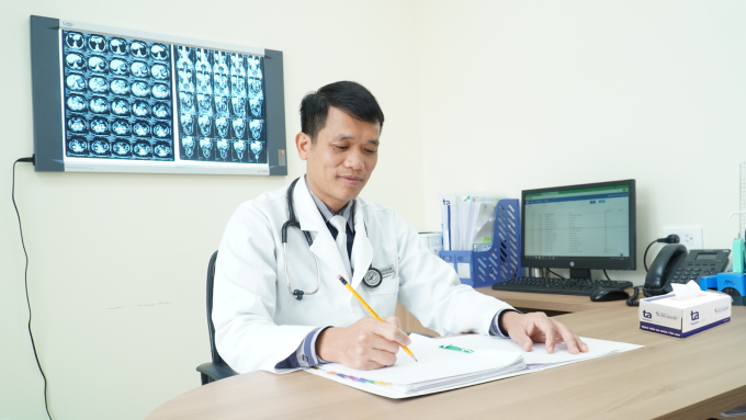 Tiến sĩ, bác sĩ Vũ Hữu Khiêm luôn tìm tòi, nghiên cứu phương pháp điều trị tối ưu cho bệnh nhân. Ảnh: Bệnh viện Đa khoa Tâm Anh