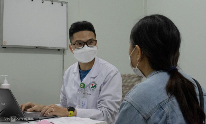 Bác sĩ tại Bệnh viện Đa khoa Đức Giang, Hà Nội, khám cho người có di chứng Covid-19. Ảnh:Chi Lê