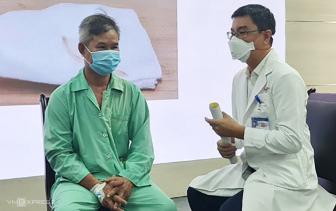 Bệnh nhân hồi phục khoẻ mạnh, trò chuyện cùng bác sĩ Nguyễn Thanh Vinh, trưa 20/4. Ảnh: Lê Phương