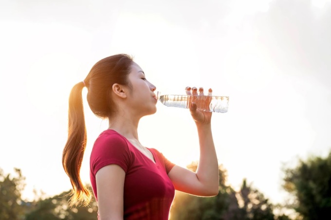 Uống nhiều nước giúp phụ nữ giảm lượng calo tiêu thụ. Ảnh: Freepik.