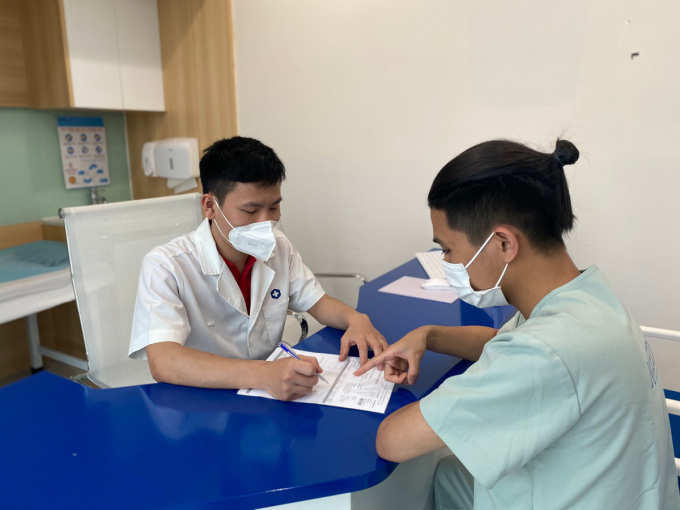 Bác sĩ Nguyễn Hữu Thảo tư vấn cho bệnh nhân tới khám nam học hậu Covid tại tổ hợp y tế MediPlus. Ảnh: BSCC