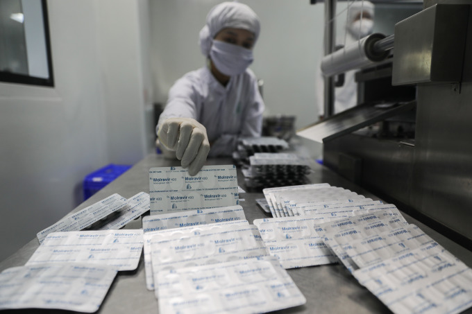 Thuốc molnupiravir điều trị Covid-19 được sản xuất tại Công ty Boston Việt Nam, Bình Dương. Ảnh: Quỳnh Trần