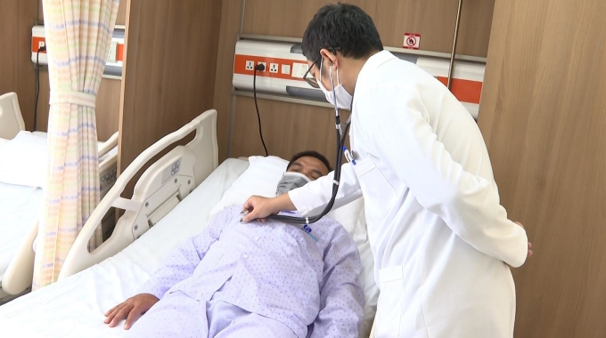 Bệnh nhân Ngô Văn Linh được bác sĩ kiểm tra sức khỏe trước khi xuất viện. Ảnh: Bệnh viện Đa khoa Tâm Anh.