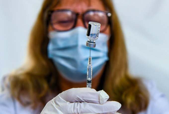 Nhân viên y tế chuẩn bị một liều vaccine Covid-19 tại Trung tâm Y tế Meritus ở Hagerstown, Mỹ. Ảnh: NY Times