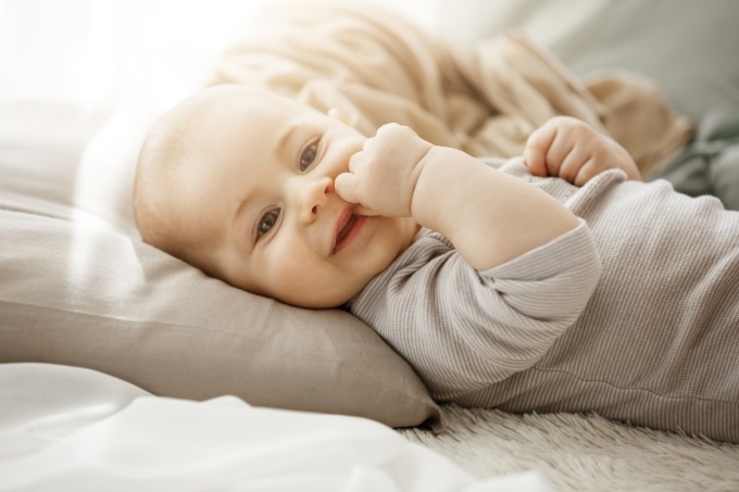 Trẻ sơ sinh thường bắt đầu cho tay vào miệng khi được 1-3 tháng tuổi. Ảnh: Freepik.
