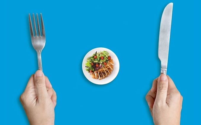 Theo các chuyên gia, giảm kích thước đĩa ăn có thể giúp giảm khẩu phần ăn hàng ngày. Ảnh: Telegraph
