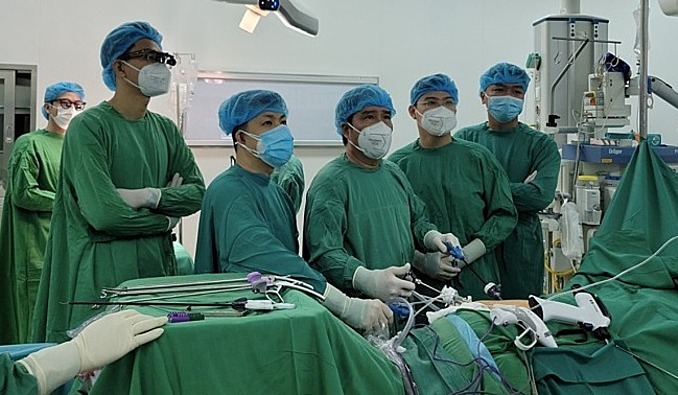 Các y bác sĩ mổ nội soi lấy thận ghép tại Bệnh viện Chợ Rẫy. Ảnh: Bệnh viện cung cấp