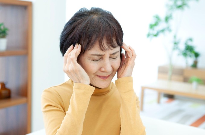 Đau đầu có thể là dấu hiệu cảnh báo của nhiều bệnh lý nghiêm trọng. Ảnh: Shutterstock
