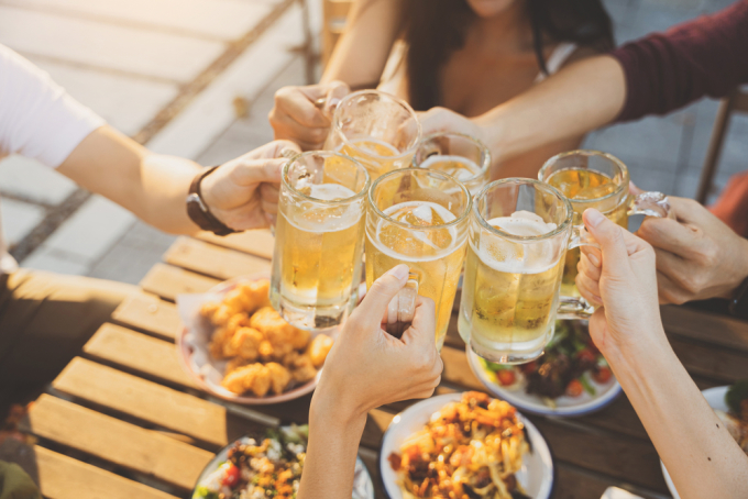 Lạm dụng rượu bia có thể làm tăng nguy cơ mắc bệnh xương khớp. Ảnh: Shutterstock