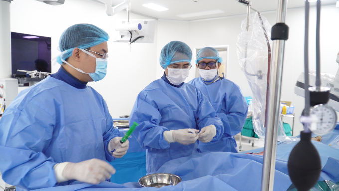 Tiến sĩ, bác sĩ Nguyễn Duy Trinh (giữa) thực hiện một ca nút mạch tháng 3/2022. Ảnh: Bệnh viện Đa khoa Tâm Anh
