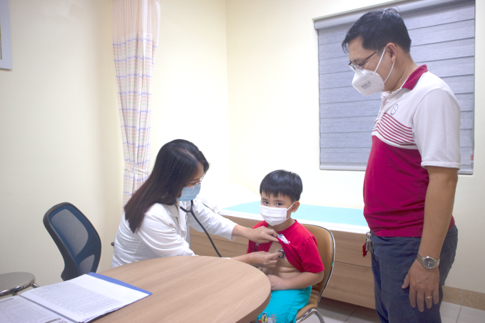 BS.CKI Đào Thị Yến Thủy khám dinh dưỡng cho trẻ tại bệnh viện đa khoa Tâm Anh. Ảnh: Tuệ Diễm.