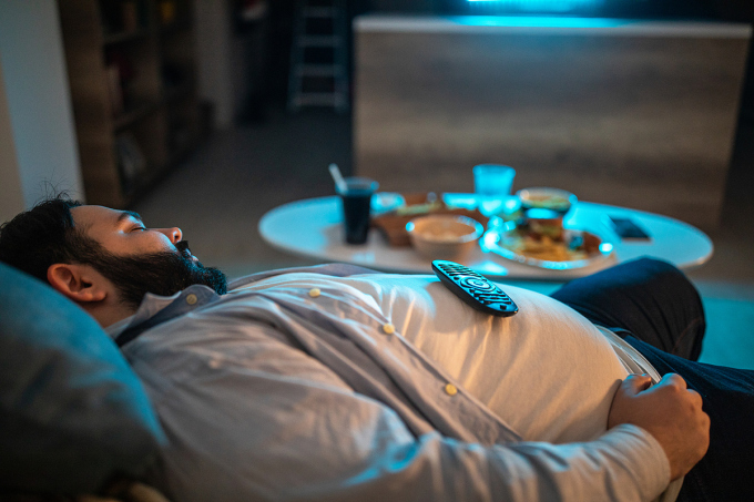 Các nhà khoa học cho biết ngủ không đủ giấc khiến lượng mỡ bụng tăng 9%. Ảnh: Food Navigator