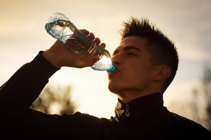 Uống nhiều nước có thể giúp giảm trung bình 5,15% trọng lượng cơ thể. Ảnh: iStock