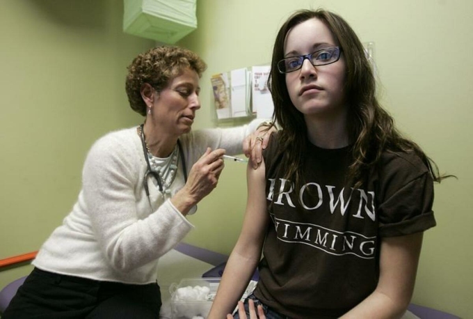 Một thiếu niên được tiêm vaccine HPV tại Dallas, Texas, Mỹ. Ảnh: Reuters