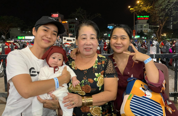 Cậu nhóc Khải Minh chụp ảnh cùng ba mẹ và bà nội trong một lần đi chơi. Ảnh: Nhân vật cung cấp