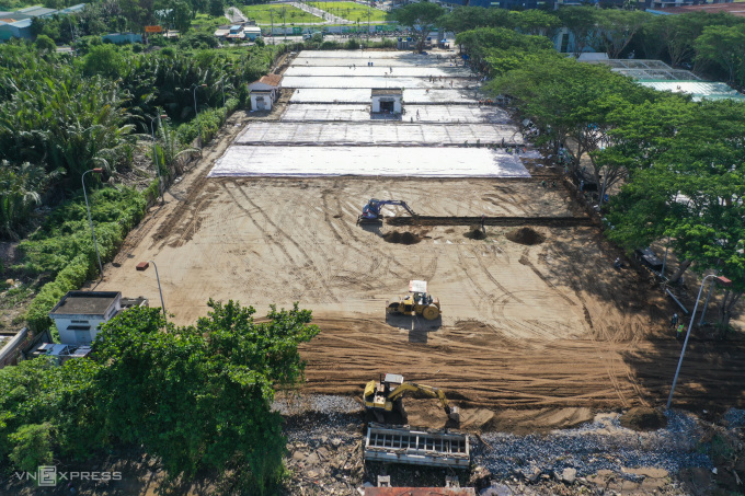 Công trường xây bệnh viện dã chiến hồi sức Covid-19 ở quận 7, hồi tháng 7/2021. Ảnh: Quỳnh Trần
