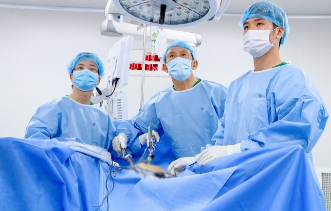 Bác sĩ Vũ Lê Chuyên phẫu thuật tán sỏi cho bệnh nhân. Ảnh: Bệnh viện Đa khoa Tâm Anh