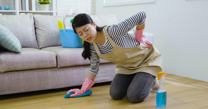 Thói quen quỳ gối, ngồi xổm lúc làm việc nhà khiến khớp dễ đau, căng cứng khi cử động. Ảnh: Shutterstock