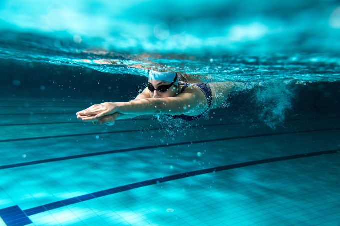 Bơi lội thường xuyên và đúng cách giúp làm chậm thoái hóa khớp hiệu quả. Ảnh: Shutterstock