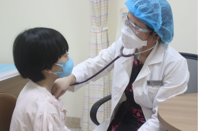 Bác sĩ Kim Thoa đang khám cho bệnh nhi tại BVĐK Tâm Anh TP HCM