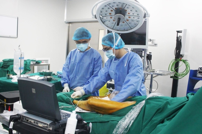 Bệnh nhân bị suy giãn tĩnh mạch chi dưới được các bác sĩ Bệnh viện Đa khoa Tâm Anh   chữa trị bằng kỹ thuật đốt laser nội tĩnh mạch. Ảnh: Bệnh viện Tâm Anh