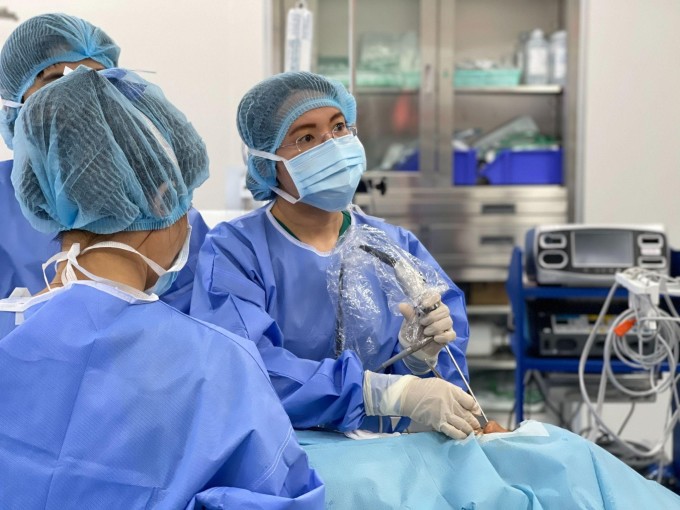 BS.CKII Trần Thị Thúy Hằng đang phẫu thuật điều trị bệnh lý mũi xoang cho bệnh nhân tại Bệnh viện Đa khoa Tâm Anh. Ảnh: Bệnh viện cung cấp