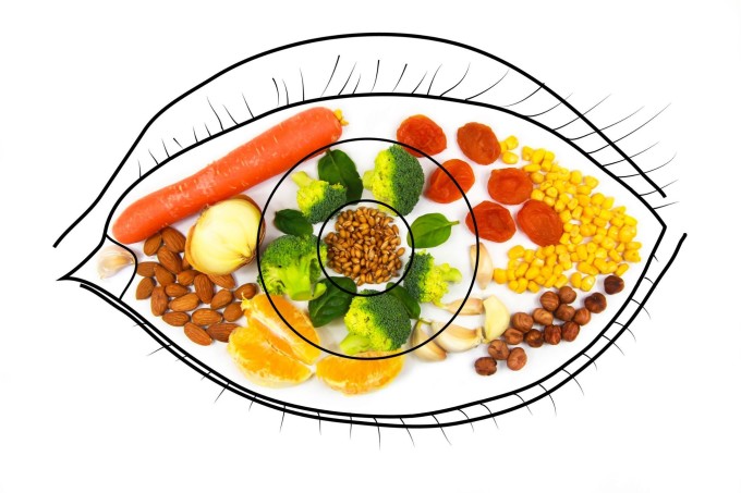 Bệnh nhân đái tháo đường cần bổ sung dinh dưỡng tốt cho mắt như rau xanh, các loại hạt... trong thực đơn hằng ngày.