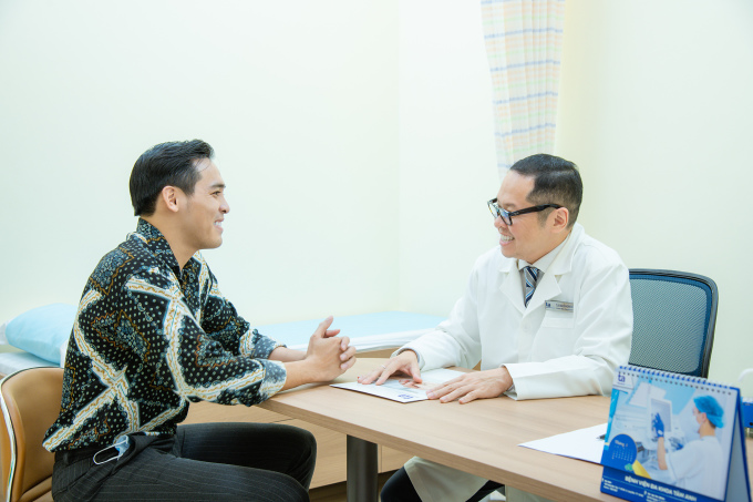 Tiến sĩ Nguyễn Hoàng Đức tư vấn cho người bệnh tại Trung tâm Tiết niệu thận học. Ảnh: BVĐK Tâm Anh