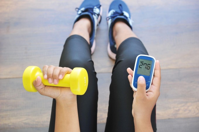 Người bệnh tiểu đường nên theo dõi huyết áp khi tập luyện. Ảnh: Shutterstock