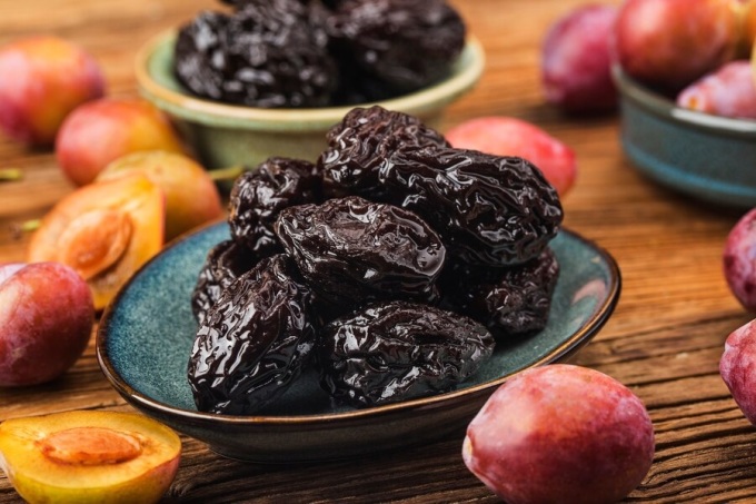 Mận khô (prunes) có thể giúp kiểm soát cholesterol. Ảnh: Freepik