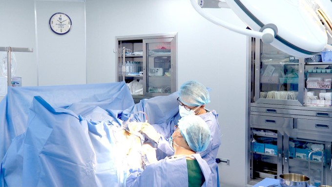 Bác sĩ Hậu trong một ca phẫu thuật tại Bệnh viện Đa khoa Tâm Anh. Ảnh: Bệnh viện cung cấp