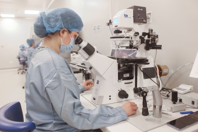 Phòng labo ISO 5 với hệ thống nuôi cấy phôi hiện đại và đội ngũ chuyên viên phôi học giàu kinh nghiệm, góp phần tăng tỷ lệ IVF thành công. Ảnh: BVĐK Tâm Anh