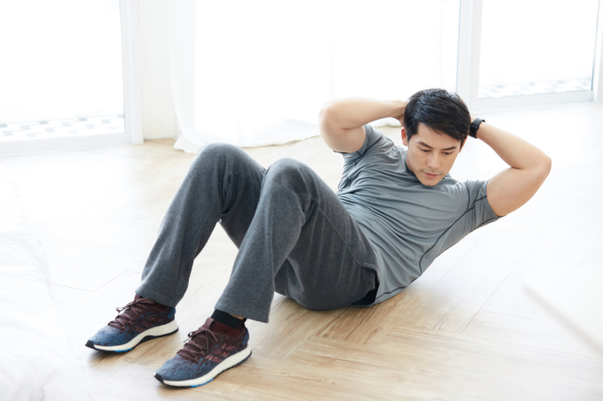 Việc duy trì tập thể dục, chỉ với những bài tập đơn giản tại nhà, cũng mang lại nhiều tác dụng cho sức khỏe nam giới. Ảnh: Xframe