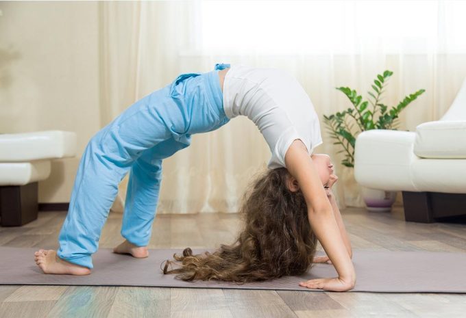Tư thế yoga góp phần giúp trẻ kéo giãn cơ, thúc đẩy xương phát triển. Ảnh: Theasianparent
