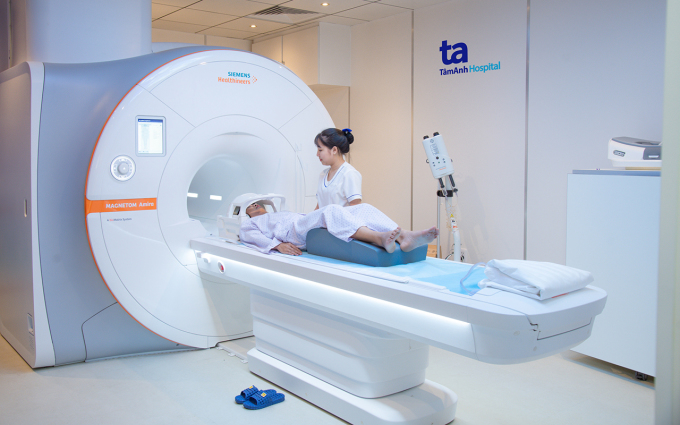 Một bệnh nhân đang chụp cộng hưởng từ (MRI) tầm soát đột quỵ. Ảnh: Bệnh viện cung cấp