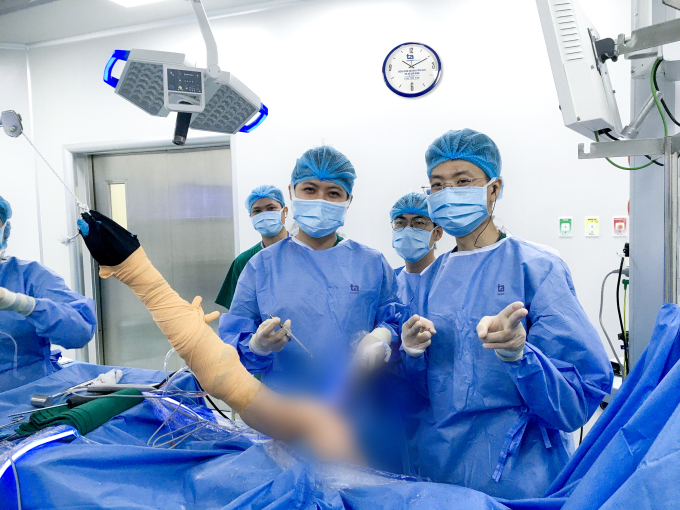 Bác sĩ Đặng Khoa Học trong một ca phẫu thuật khớp vai tại Trung tâm Chấn thương chỉnh hình. Ảnh: BVĐK Tâm Anh
