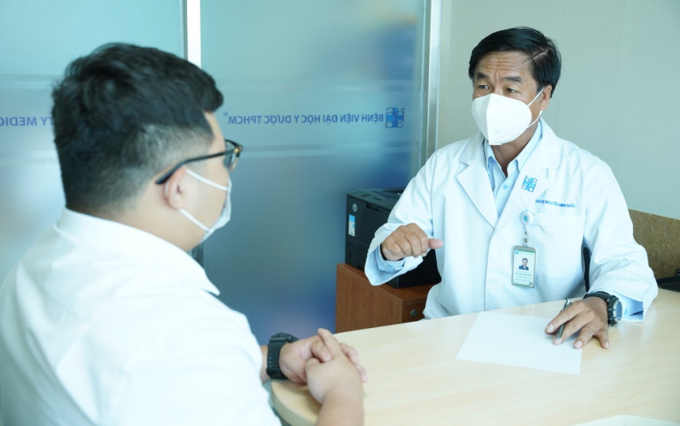 Bác sĩ Nguyễn Minh Mẫn tư vấn tâm lý cho một bệnh nhân béo phì. Ảnh: Bệnh viện cung cấp