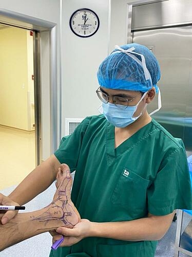 Bác sĩ Trương Hoàng Huy trong một ca phẫu thuật. Ảnh: BVĐK Tâm Anh