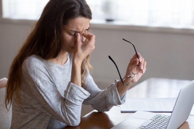Suy giảm thị lực gây khó khăn cho công việc. Ảnh: Shutterstock