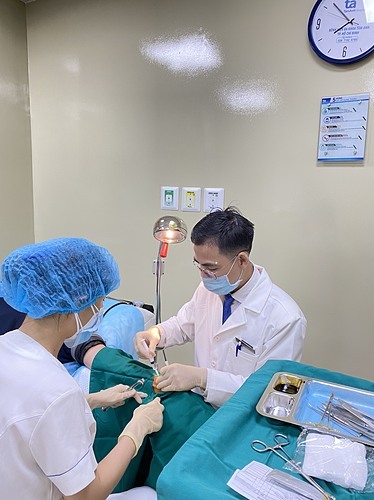 Bác sĩ Trương Hoàng Huy trong một ca tiểu phẫu. Ảnh: BVĐK Tâm Anh